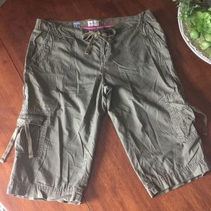 American Eagle cargo capris sz 10